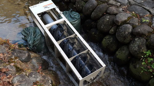 日本人是如何发电的 将一台机器扔进水里,就能源源不断发电